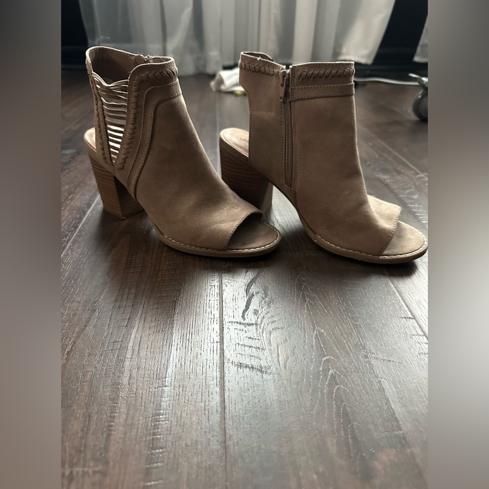 Women’s Jazlyn Microsuede Whipstich Block Heel Pumps 8w-Universal Thread